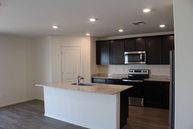 Building Photo - "Spacious 4-Bedroom with 2.5 Baths availab...