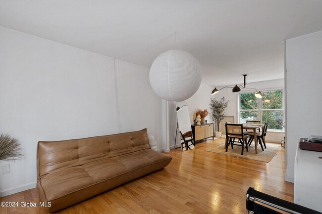 Building Photo - 9 Oxford Dr