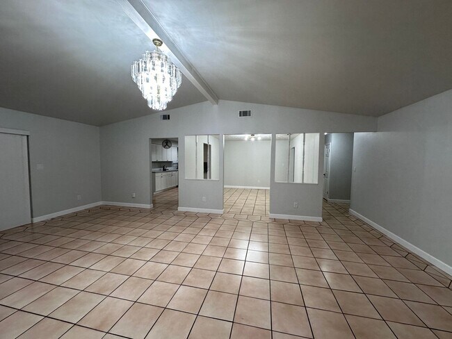 Building Photo - Convenient to Tyndall, less than a block t...