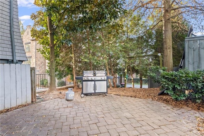 Building Photo - 2125 Cooper Lake Dr SE