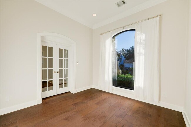Building Photo - 12120 Carlsbad Dr