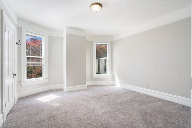 Building Photo - GATED OFF STREET PARKING - Top Floor Unit ...