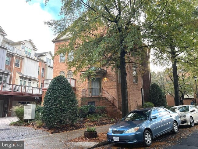 Building Photo - 729 N Vermont St