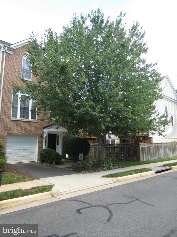 Building Photo - 11640 Fairfax Center Woods Tr