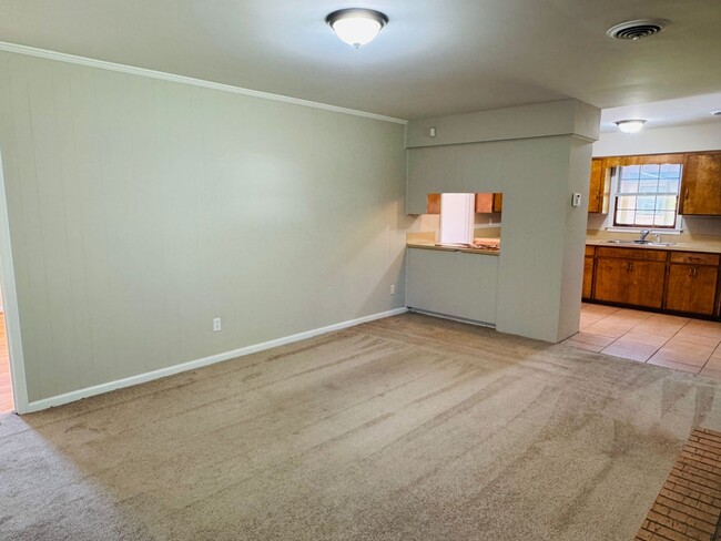 Building Photo - Cute & Cozy 3 Bedroom / 2 Bathroom in Mont...