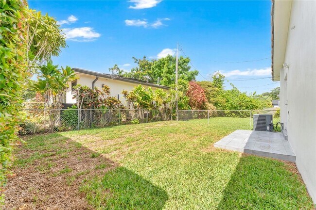 Building Photo - 3250 SW 72nd Ct