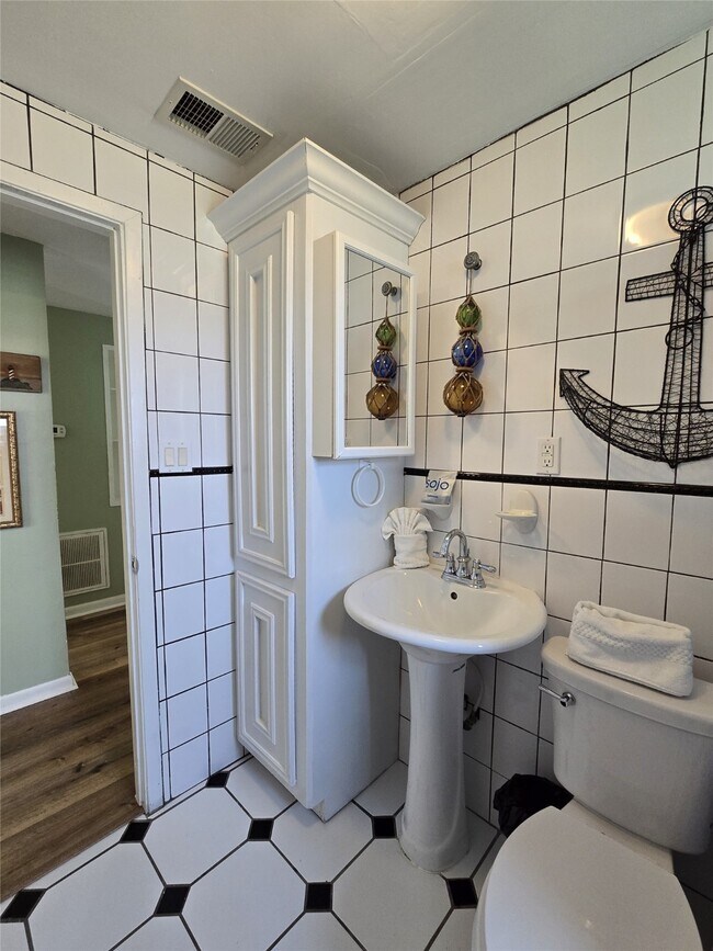 Building Photo - 16611 Jolly Roger Rd