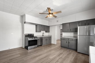 Building Photo - Beautiful 3 bedroom in McKees Rocks availa...