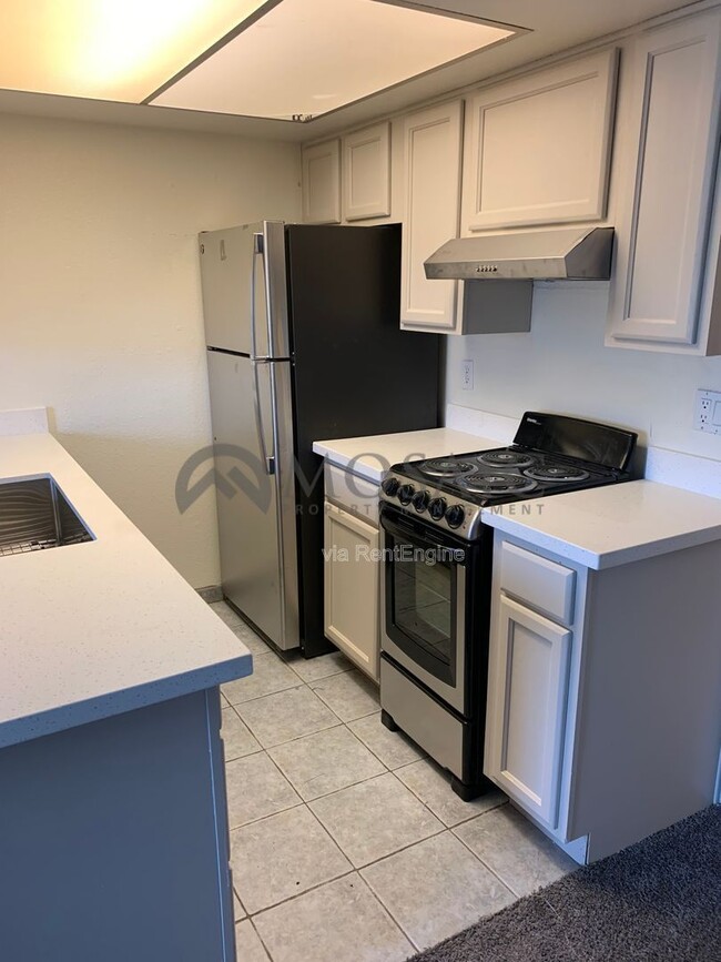 Building Photo - 461 W Holmes Ave