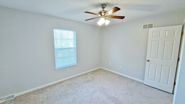 Building Photo - 3 Bed / 3 Bath Single Family Home