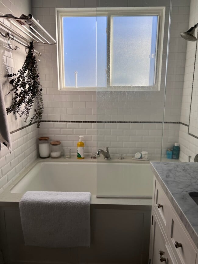 Building Photo - 3200 Oak Ave