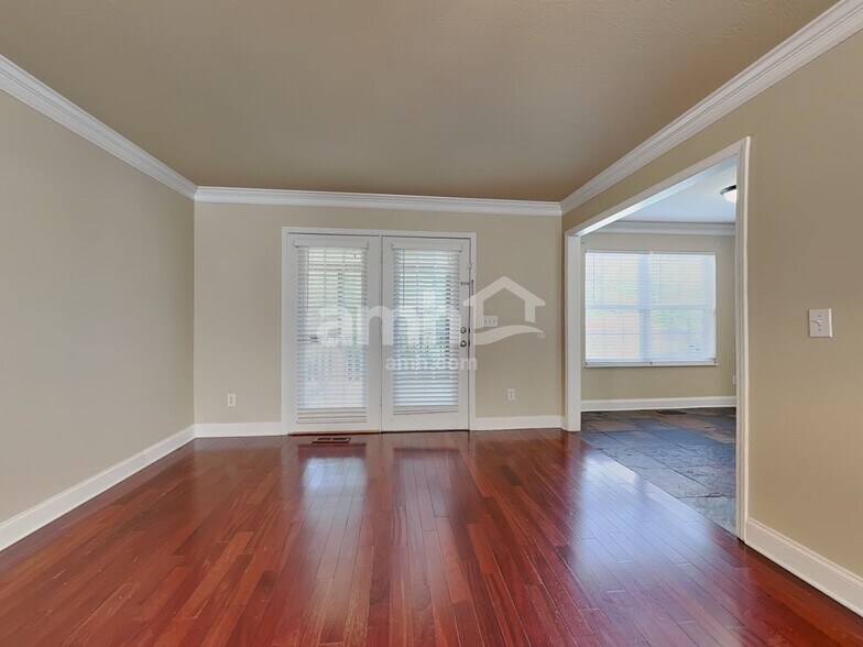 Building Photo - 4643 Aylesbury Dr