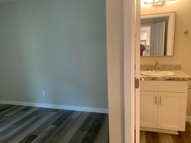 Building Photo - Downstairs 2 bed 2 bath brand new condo wi...