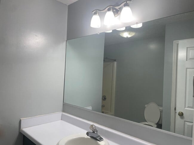Building Photo - 12 Bluff Pointe Way