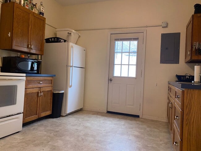 Building Photo - 4 Bedroom Duplex. Close to Campus and Down...