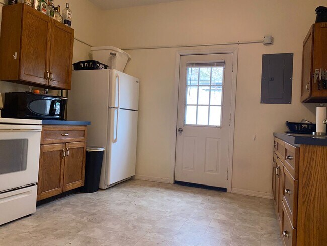 Building Photo - 4 Bedroom Duplex. Close to Campus and Downtown - Pre-Leasing for 26/27 School Year!