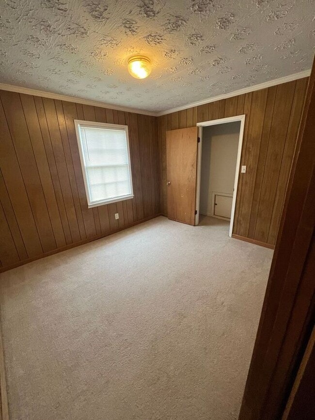 Building Photo - Charming 3 Bedroom, 2 Bath Split-Level Ran...