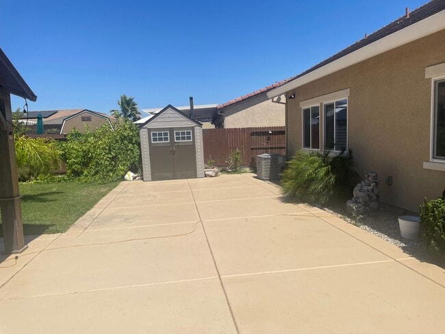 Building Photo - 519 Camelot Dr