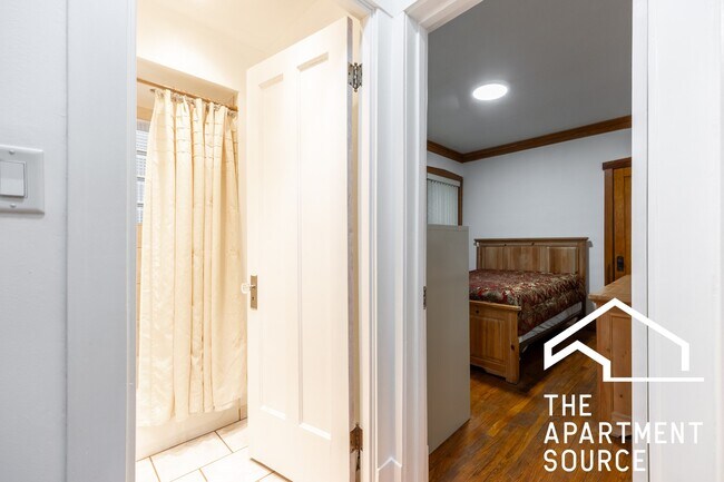 Building Photo - 2305 N Melvina Ave