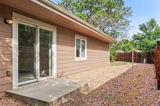 Building Photo - 1205 Raven Pl