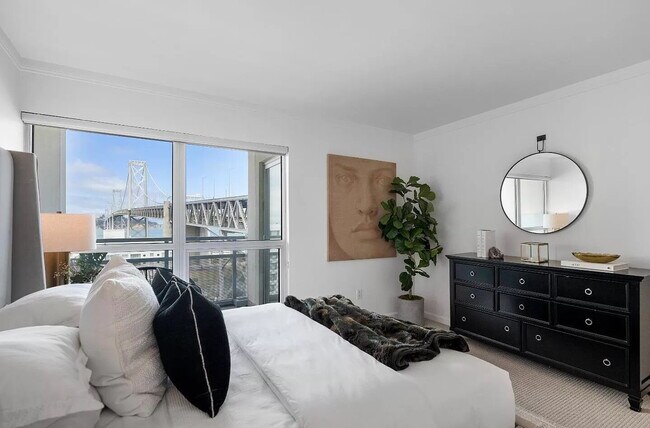 Building Photo - Contemporary Unit with High-End Features