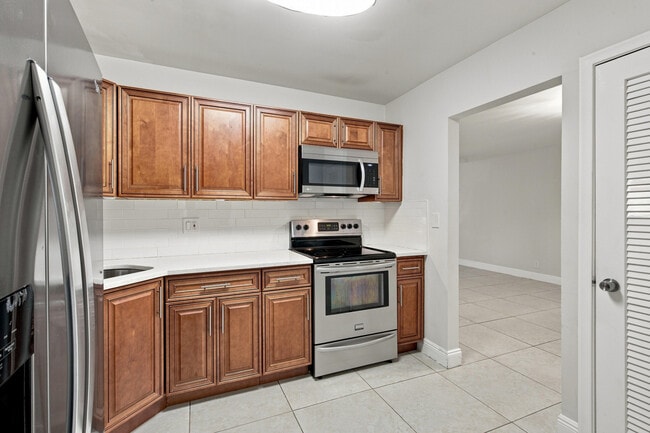 Building Photo - 9 NE 19th Ct
