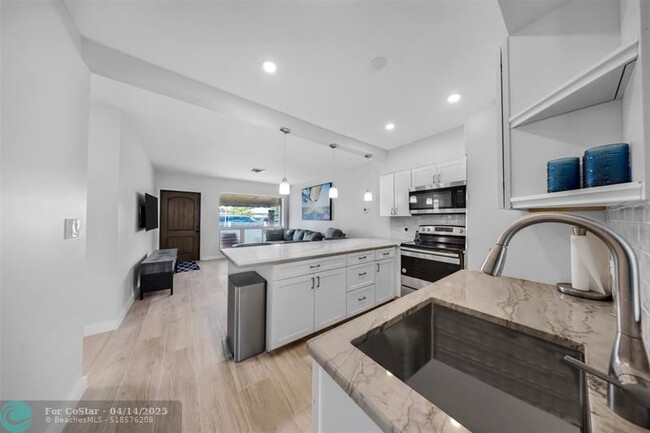 Building Photo - 1201 Avocado Isle