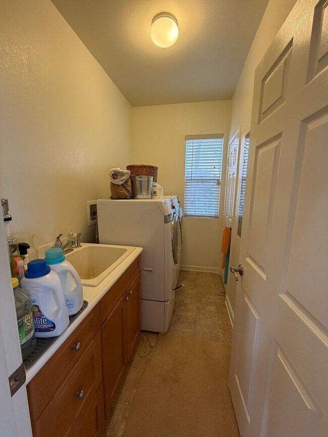 Building Photo - Spacious 4-Bedroom Ewa Beach Home with Den...