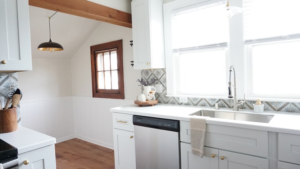 Dining - 324 N 70th St