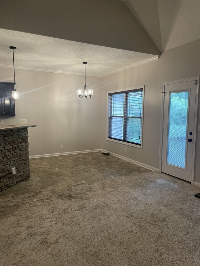 Building Photo - 634 Hidden Valley Dr