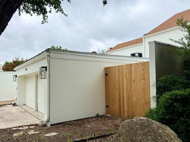 Building Photo - 511 Fairway Dr