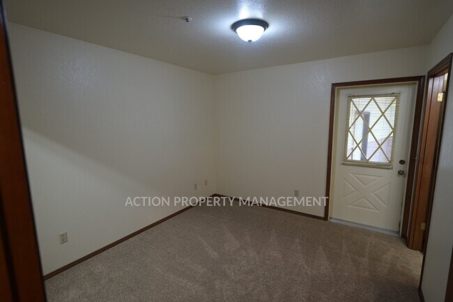Building Photo - 2 bed 2 bath 1 car garage duplex in Sequim