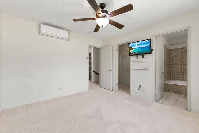 Building Photo - Pet Friendly Pearl City Townhouse with A/C