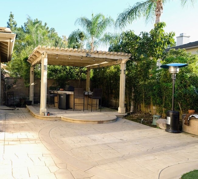 Building Photo - 16 Villager