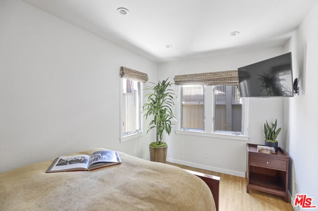 Building Photo - 733 Westmount Dr