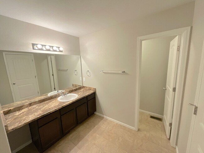 Building Photo - 3 Bedroom Townhome Available Near Barnes Rd & Peterson Rd!