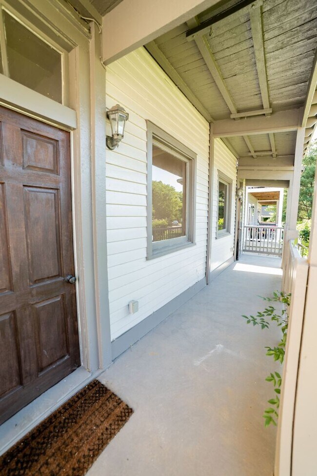 Building Photo - Charming 2Bedroom Apartment in The Nations