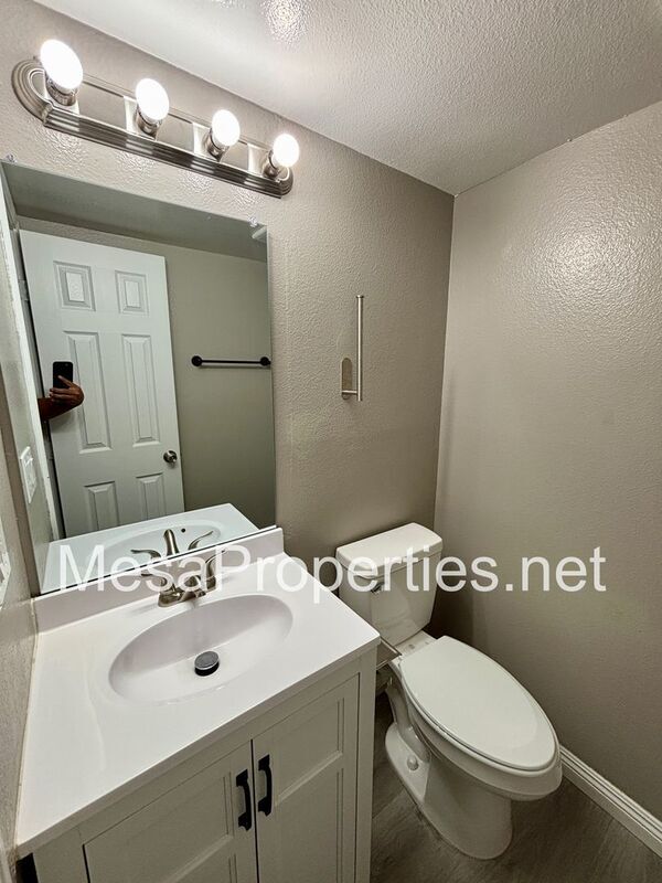 Building Photo - 1749 E Fairfield Ct
