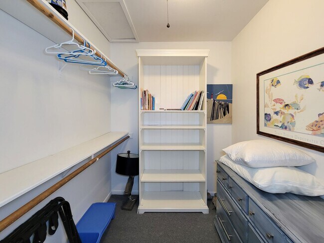 Building Photo - Two bedrooms two 1/2 bath townhome on Galv...