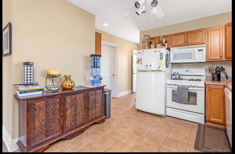 Building Photo - 185 King St