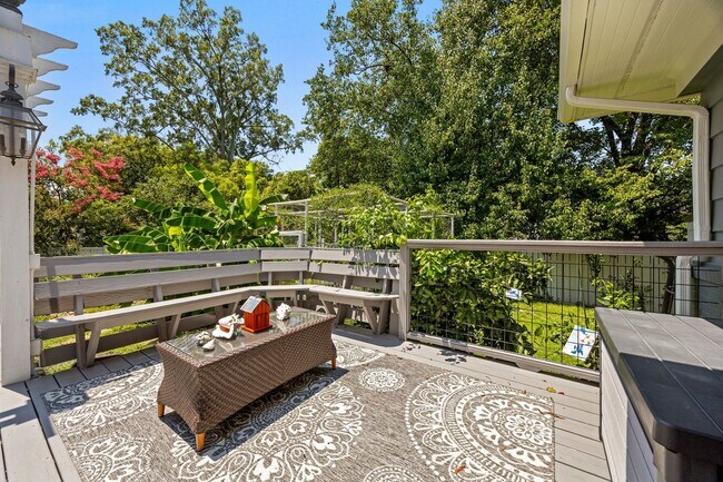 Building Photo - Gorgeous and Spacious 3 Bedroom Ranch in T...