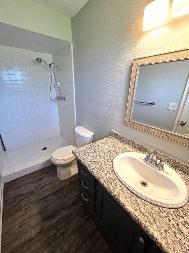 Building Photo - Immaculate 3 Bedroom 2 Bath Home near Veteran's Park