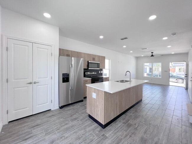 Building Photo - Luxury Townhome In Gated Community (Close ...