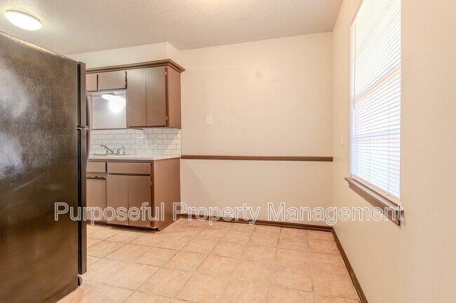 Building Photo - 514 N Ponca Ave