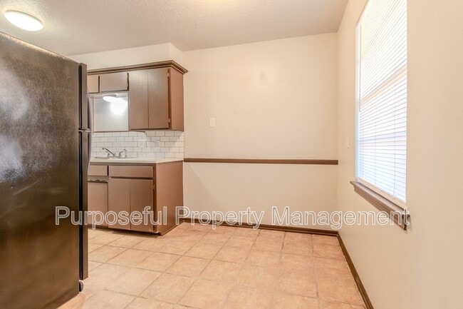 Building Photo - 516 N Ponca Ave