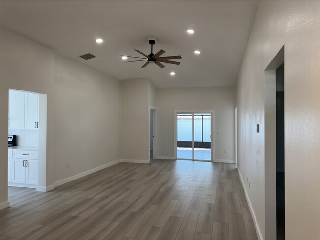 Building Photo - Remodeled 4-bedroom 2 bath 2 car garage in...