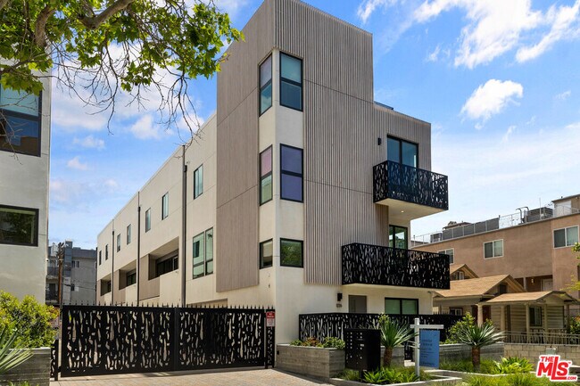 Building Photo - 1228 N Sycamore Ave