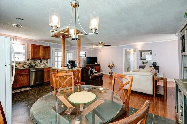 Building Photo - South-side 3 bed 1.5 bath