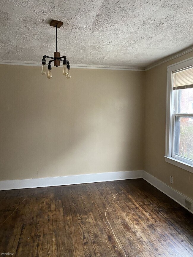 Building Photo - 2 br, 1 bath 4plex - 990 Nottingham Rd Lower