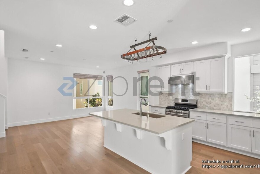 Building Photo - 1462 Longitude Dr